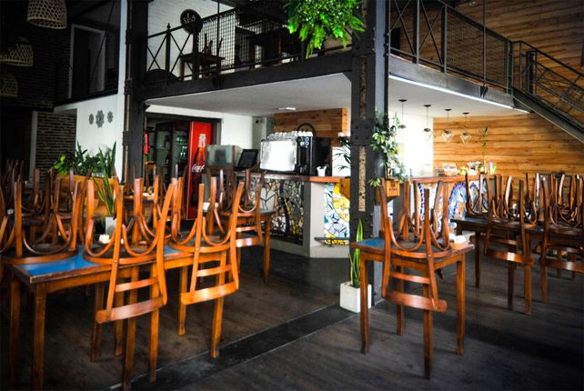 La nueva resolución no habilita a los locales de Rosario trabajar con comensales.