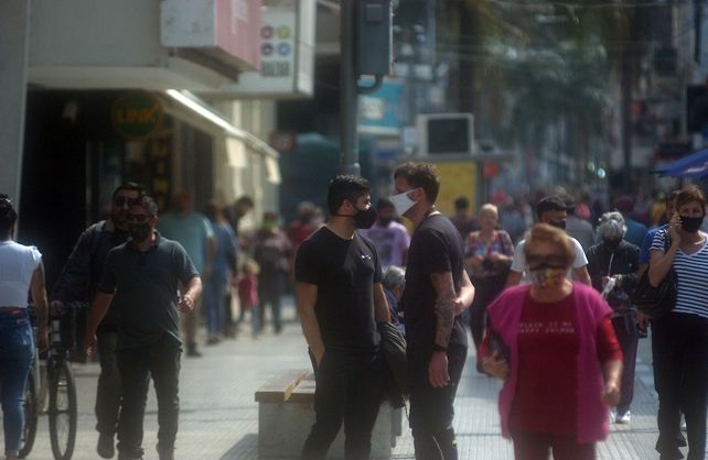 Santa Fe, la primera provincia del interior del país en superar los 100 mil contagios