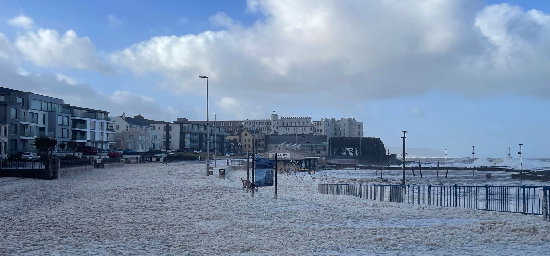 Las olas rompen sobre el malecón en Portstewart, Irlanda del Norte, el lunes 21 de febrero de 2022, la tormenta Franklin provocó fuertes vientos, inundaciones e interrupciones en los viajes en gran parte de Irlanda del Norte, solo unos días después de que la tormenta Eunice destruyera edificios y dejara decenas de miles de hogares en Gran Bretaña. sin energía eléctrica.