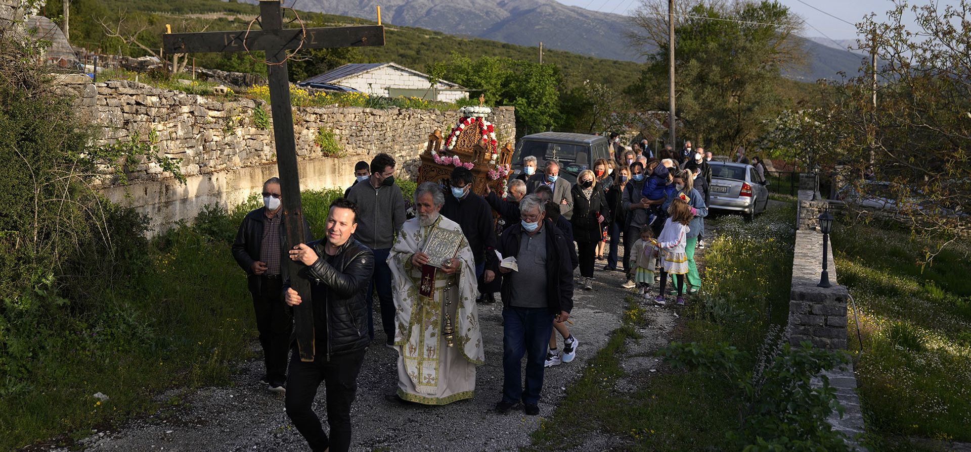 Los fieles siguen la procesión del féretro fúnebre de Jesús, conocido como el 