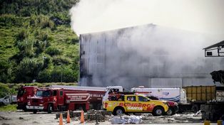 Bomberos Voluntarios trabajan en el Incendio en zona sudoeste. Daños totales en la planta de reciclaje&nbsp;