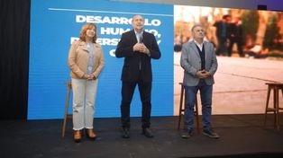 El gobernador Omar Perotti y el candidato Marcelo Lewandowski (en la foto, junto a la ministra y candidata a vice Silvina Frana) transitan cada uno por su propio camino el recorrido hacia las generales del 10 de septiembre.&nbsp; 