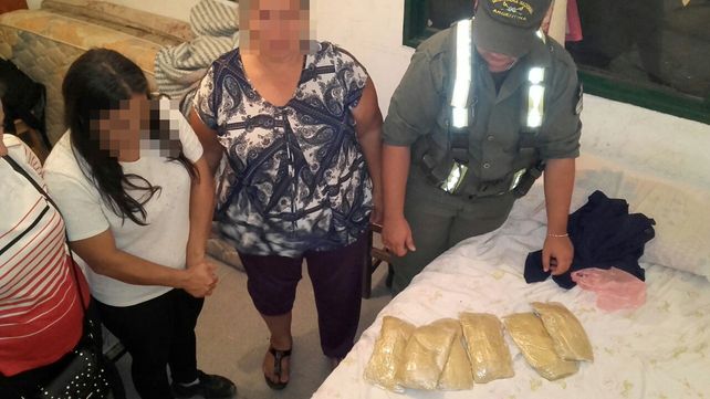 Detuvieron a cuatro mujeres que llevaban cocaína adosada a su cuerpo