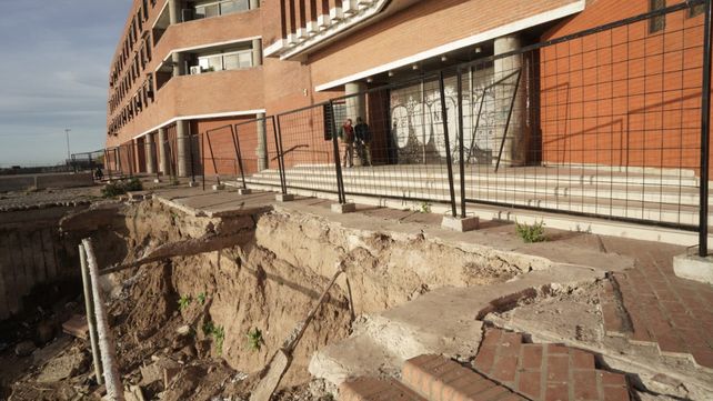Los últimos desmoronamiento complican el acceso al teatro Príncipe de Asturias. Esa puerta quedó clausurada desde ayer. 