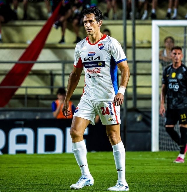 Futbolista histórico: a los 44 años sigue jugando profesionalmente y le hizo un gol al campeón de su país