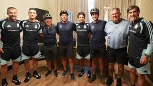 Los biciviajeros entrerrianos fueron recibidos por el cuerpo técnico de la Selección Argentina