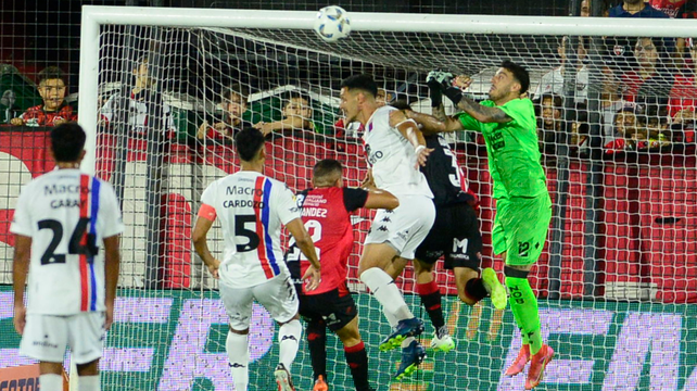 Ramiro Macagno rechaza con los puños un ataque de Tigre. Ese día conservó el arco en cero y Newell's venció por 1 a 0.