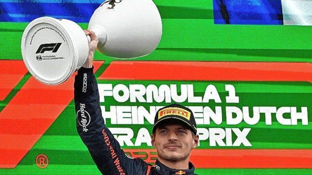 Verstappen se impone bajo lluvia en el GP de Países Bajos.