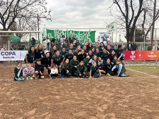 Social Lux. El plantel de Mercadito que derrotó a Defensores de la Costa 5 a 1 en Ludueña.&nbsp;