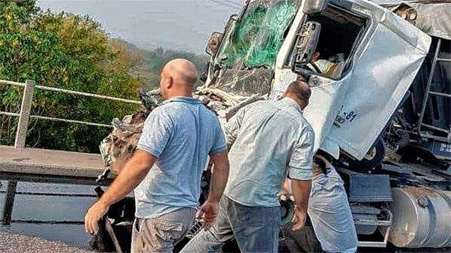 Ruta 131: accidente sobre el Puente Blanco involucró a tres camiones