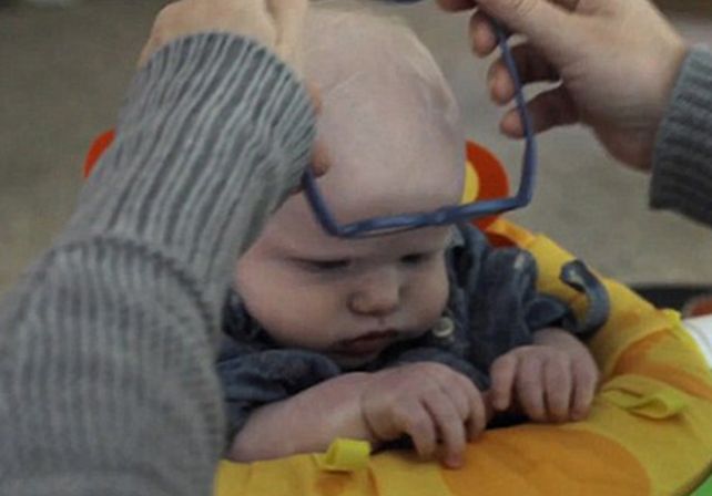 Le ponen anteojos a un bebé y ve la cara de su mamá por primera vez