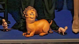 Un artista expuso una obra que muestra a Milei como perro faldero de Trump.