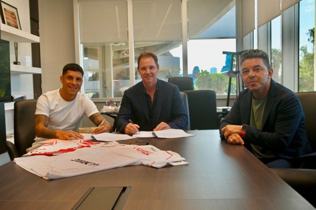 Enzo Pérez junto a Jorge Brito (presidente de River Plate) y Marcelo Gallardo.