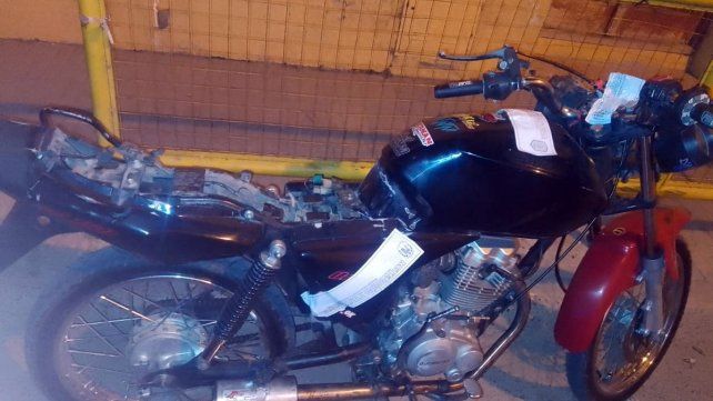 Un joven hacía willy con la moto y chocó: está grave
