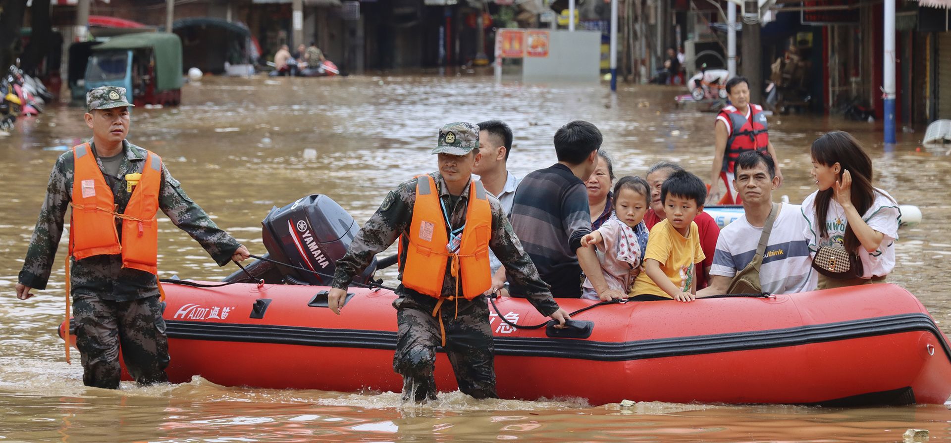 Rescatistas evacuan a los residentes varados en las aguas de la inundación en el municipio de Tuojiang, condado autónomo de Jianghua Yao, Yongzhou, en la provincia de Hunan, en el centro de China, el 23 de junio de 2022. Las grandes inundaciones han obligado a la evacuación de decenas de miles de personas en sur de China, con más lluvia esperada.