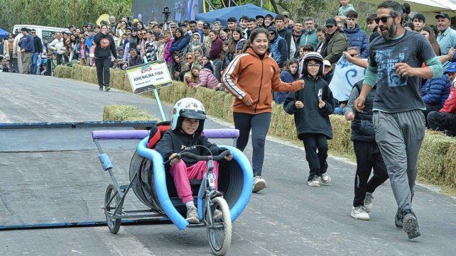 Grandes y chicos se divirtieron en la carrera de los Autos Locos.