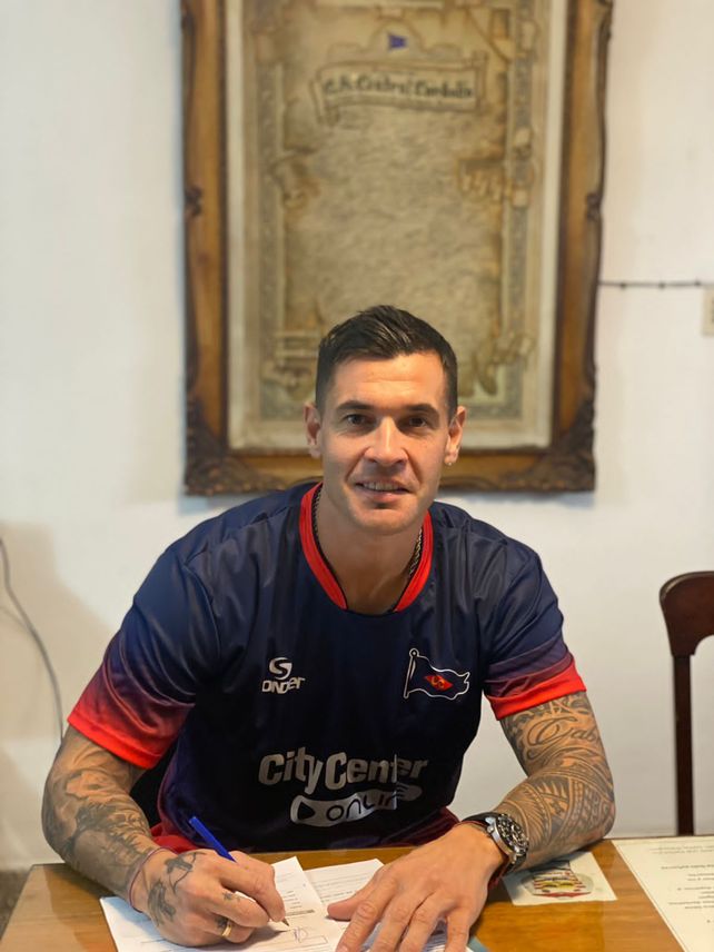 Puso la firma. Milton Caraglio es el primer refuerzo del equipo dirigido por Ariel Cuffaro Russo.