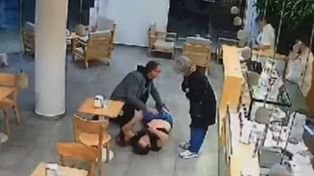 Tras ser apuñalado, el ingeniero civil pidió ayuda en una heladería. El momento quedó registrado por las cámaras de seguridad del local.&nbsp;