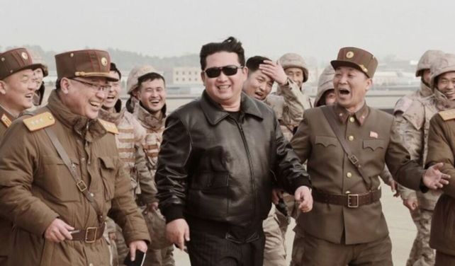 El presidente norcoreano Kim Jong-Un junto a los efectivos del ejército de aquella nación.