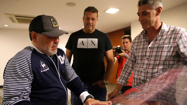 Newells le regaló a Maradona una camiseta en honor a La Tota