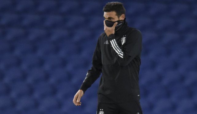 Scaloni tiene coronavirus y no viajará a Chile con la selección