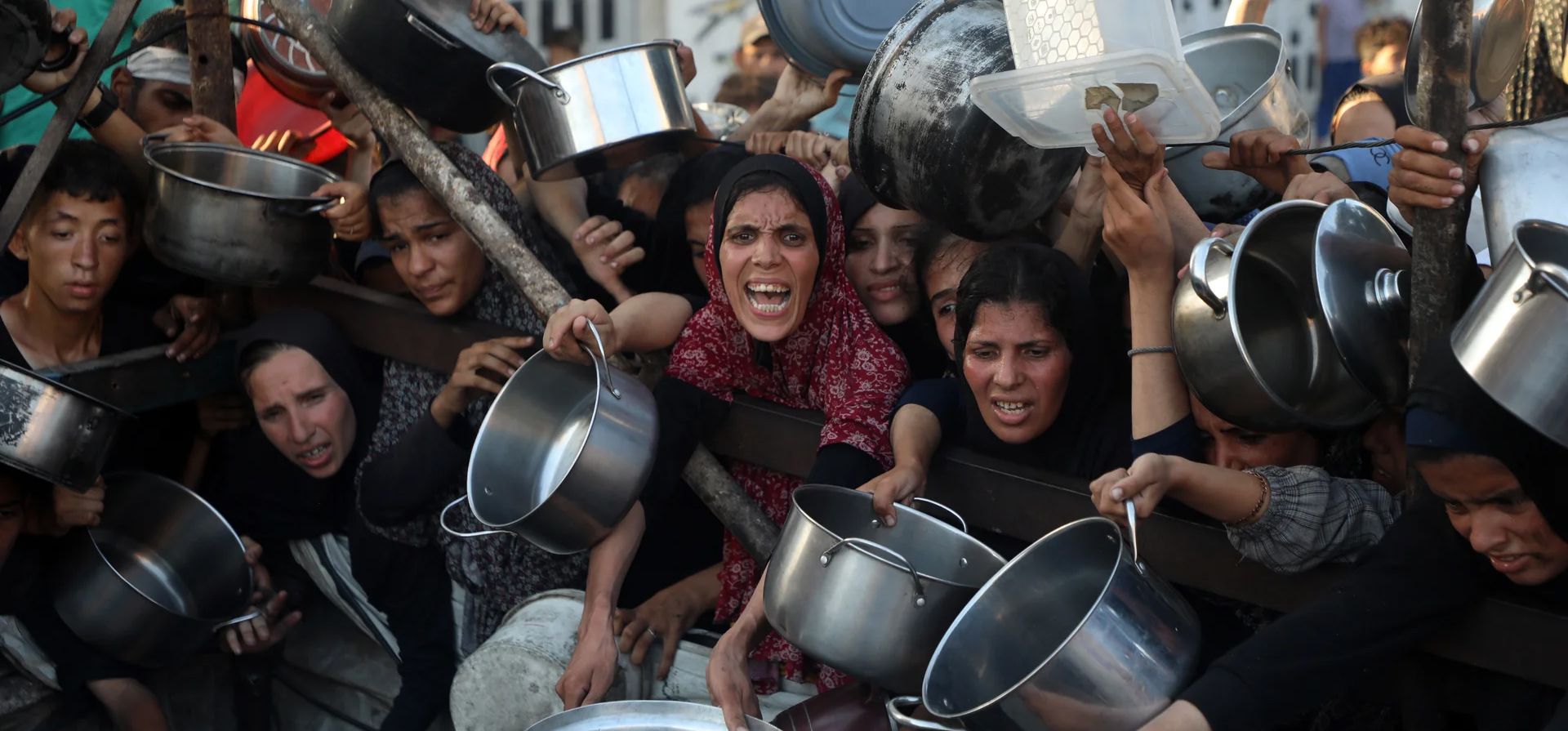 Palestinos esperan para recibir alimentos en el barrio de Rimal, en el centro de la ciudad de Gaza, Ciudad de Gaza, Gaza. Fotografía: Xinhua/Shutterstock Palestinos esperan para recibir alimentos en el barrio de Rimal, en el centro de la ciudad de Gaza, Ciudad de Gaza, Gaza. Fotografía: Xinhua/Shutterstock