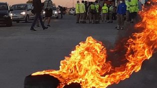 Los trabajadores incendiaron neumáticos para visibilizar su protesta. (Gentileza SL24)