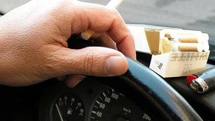 Proponen sancionar a los conductores que fumen y manejen