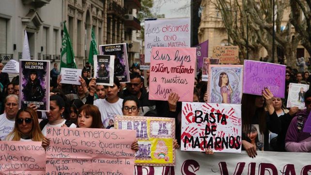 Rosario marcha por el centro contra los femicidio bajo una consigna: Paren de matarnos
