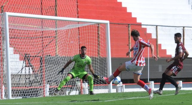 La Reserva afianzó su crecimiento y goleó a River