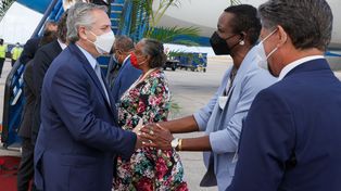 El primer mandatario argentino a su arribo al aeropuerto internacional Grantley Adams, ubicado en Seawell, a 12 kilómetros de Bridgetown, la capital de Barbados.