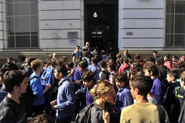 El peor. Alumnos esperan ingresar al Poli tras una falsa amenaza. Ese colegio encabeza el ranking de estos hechos.