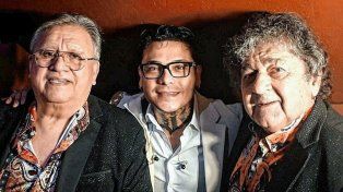 Marcos Camino y Cacho Deicas de Los Palmeras flanqueando a Uriel Lozano