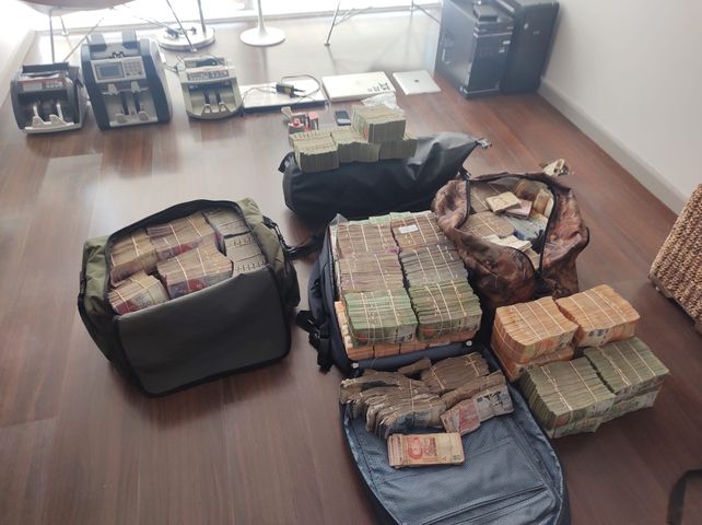Parte de la millonaria cifra secuestrada por la Policía Federal en las cuevas donde operaba la banda.