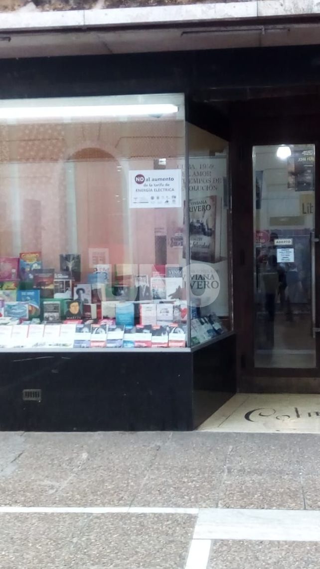 Con carteles en las vidrieras, los comercios santafesinos se quejan de las tarifas eléctricas