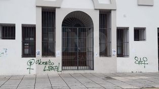 Aparecieron pintadas en una escuela y en la imagen de una virgen