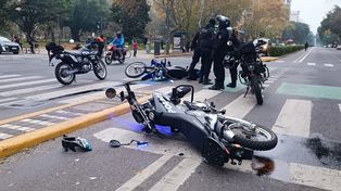 Choque de policías motorizados en avenida Pellegrini y Buenos Aires. Uno de los agentes tuvo que ser trasladado a un sanatorio.