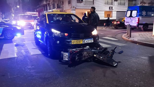 Moreno y Catamarca. Un taxi embistió a una moto