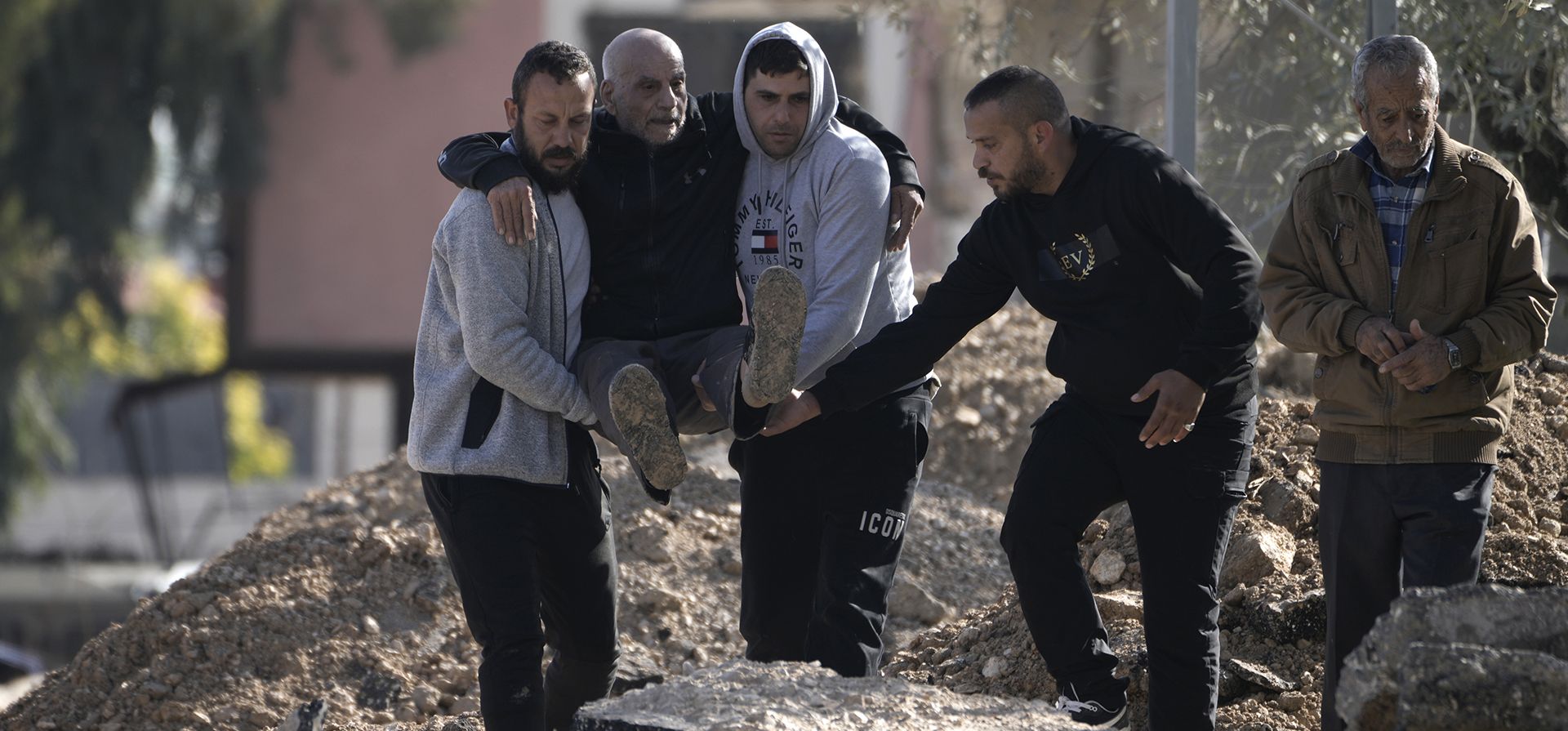 Palestinos desplazados por una operación militar israelí son evacuados del campo de refugiados de Jenin, en Cisjordania, cargando a un anciano sobre escombros, el jueves 23 de enero de 2025. (Foto AP/Majdi Mohammed) Palestinos desplazados por una operación militar israelí son evacuados del campo de refugiados de Jenin, en Cisjordania, cargando a un anciano sobre escombros, el jueves 23 de enero de 2025. (Foto AP/Majdi Mohammed)