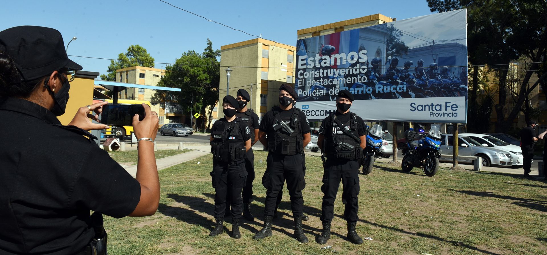 El Ministerio de Seguridad de la provincia inauguró un destacamento policial en barrio Rucci. Agentes policiales se retratan frente a la nueva oficina policial que venían reclamando los vecinos del barrio.