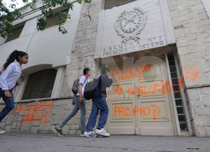 La Escuela Beleno amaneció con pintadas en su fachada