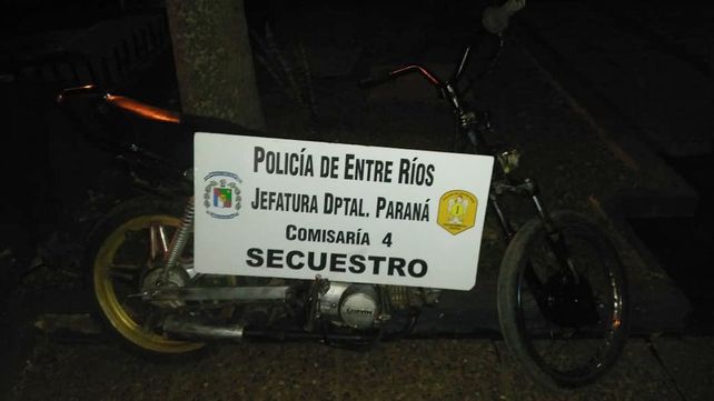 {altText(Operativo en Paraná&nbsp;terminó con dos polic{ias heridos&nbsp;,Paraná: hirieron policías y dañaron móviles en un operativo )}