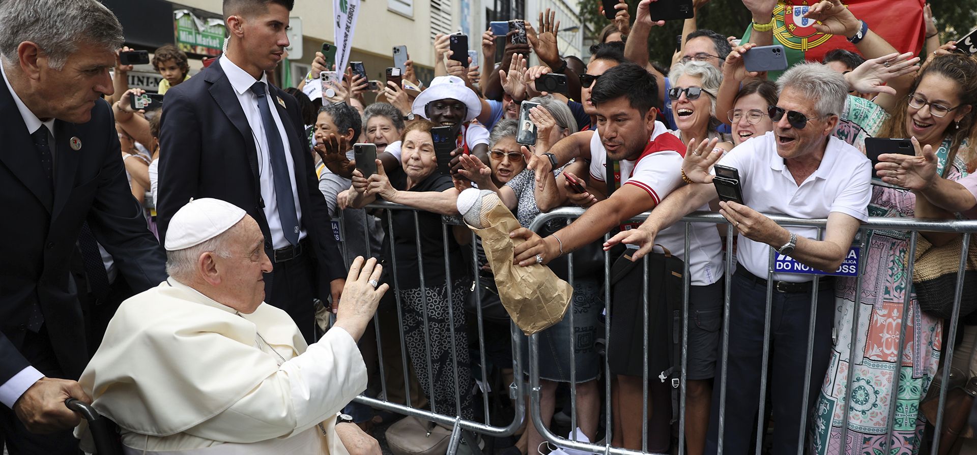 El papa Francisco saluda a la multitud cuando llega a una reunión con el primer ministro de Portugal, Antonio Costa, en Lisboa, el miércoles 2 de agosto de 2023. El papa Francisco llegó el miércoles a Lisboa para asistir a la Jornada Mundial de la Juventud el domingo, que se espera traiga cientos de miles de jóvenes fieles católicos a Portugal. (Miguel A. Lopes/Piscina vía AP)