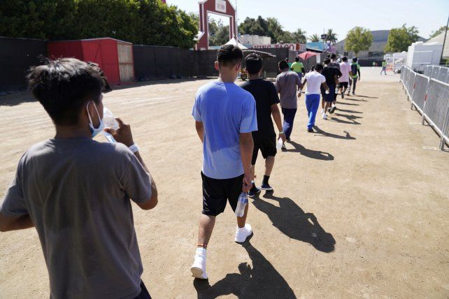 Menores en el refugio modelo de Pomona, California, uno de los 14 inaugurados bajo la administraci&oacute;n Biden.