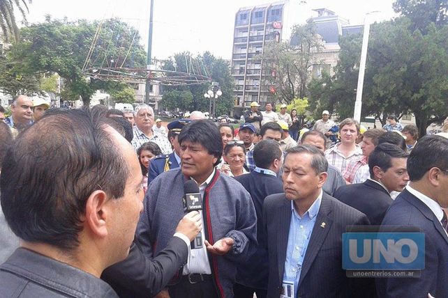 Juan Evo Morales paseó por Paraná y estuvo en la Catedral con la gente