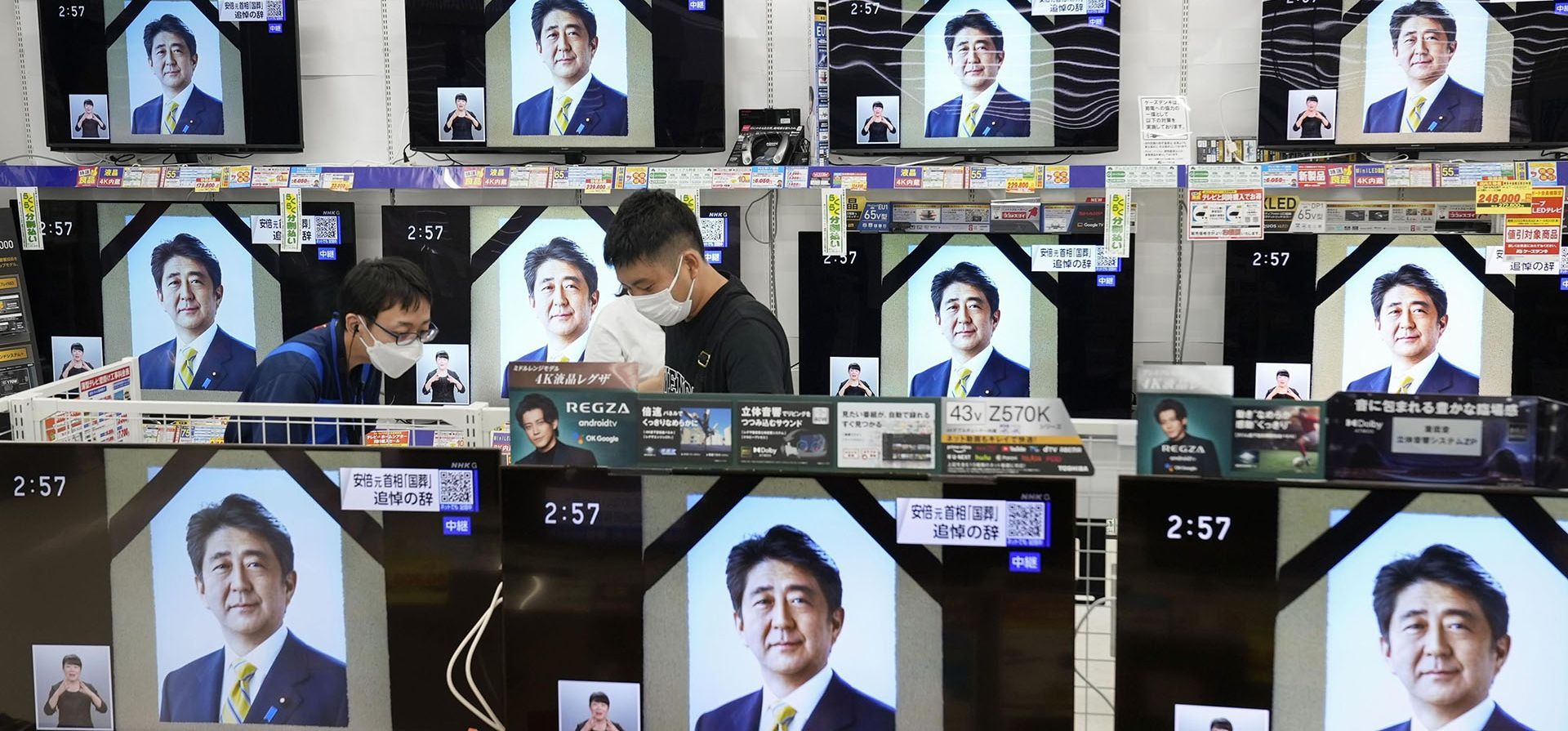 Las pantallas de televisión muestran los programas de noticias que informan sobre el funeral de estado del ex primer ministro japonés Shinzo Abe, en Fukuoka, en el oeste de Japón, el martes 27 de septiembre de 2022. 