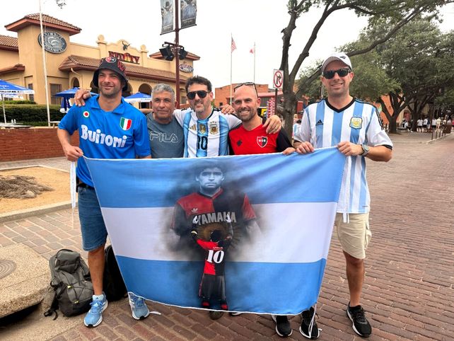Hinchas rosarinos paseando por el Estado de Texas, viviendo una experiencia paralela al fútbol.