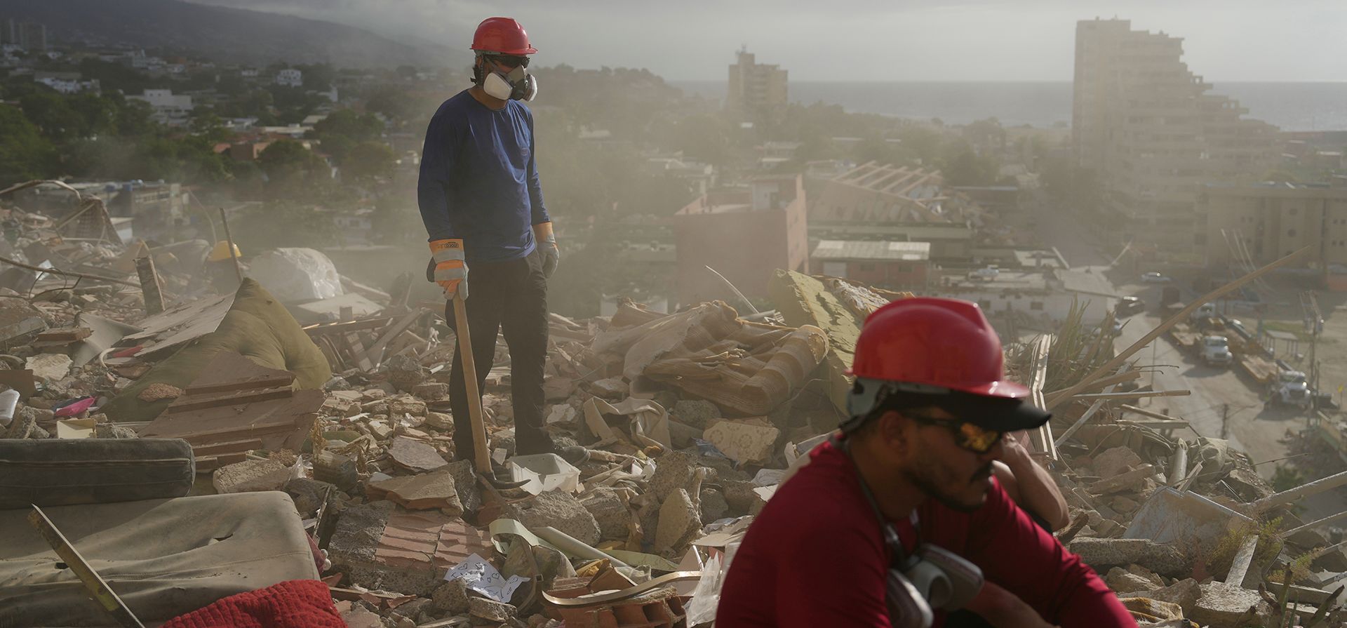 Equipos de rescate y voluntarios buscan entre los escombros de un edificio derrumbado durante los terremotos en La Guaira, Venezuela, el 29 de julio de 2026. (Foto AP/Ariana Cubillos) Equipos de rescate y voluntarios buscan entre los escombros de un edificio derrumbado durante los terremotos en La Guaira, Venezuela, el 29 de julio de 2026. (Foto AP/Ariana Cubillos)