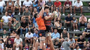El santafesino Manuel Bernstein de CRAI logra obtener la pelota con claridad en este line out.