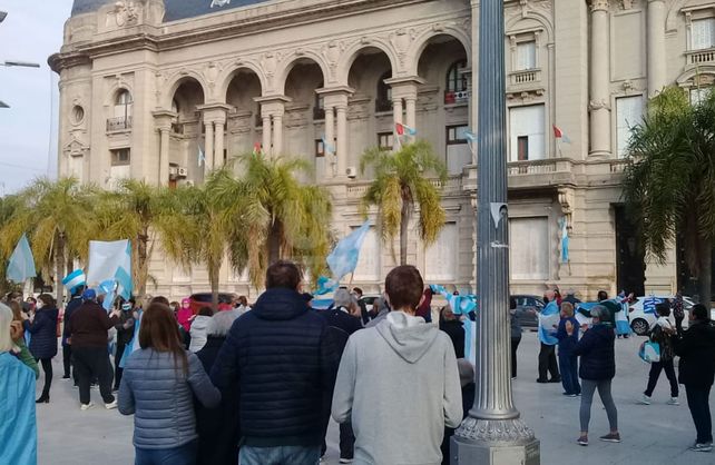 Im&aacute;genes del banderazo en Plaza 25 de Mayo en Santa Fe